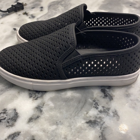 Size 6 Steve Madden slip on shoes - Picture 3 of 3